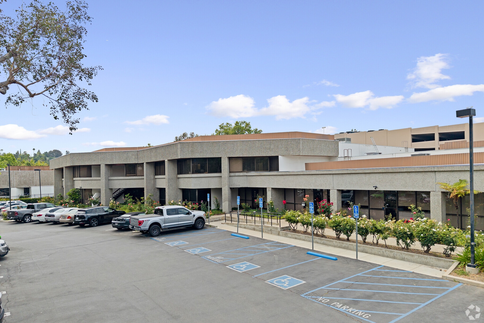 21250 Califa St, Woodland Hills, CA à louer Photo du bâtiment- Image 1 de 9