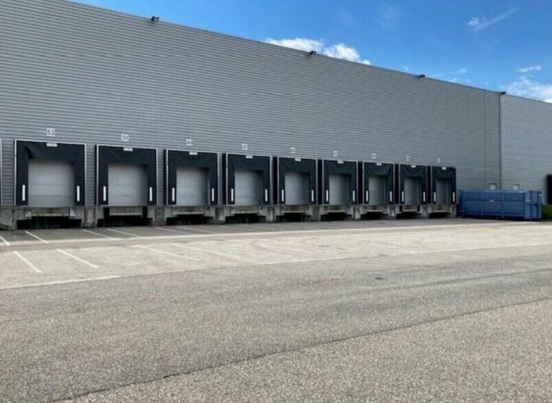 Industrial in Mions for lease - Building Photo - Image 1 of 20