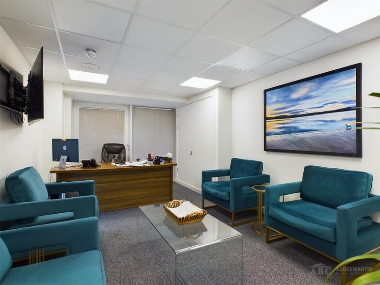 Cadbury Close, London for sale - Interior Photo - Image 2 of 12