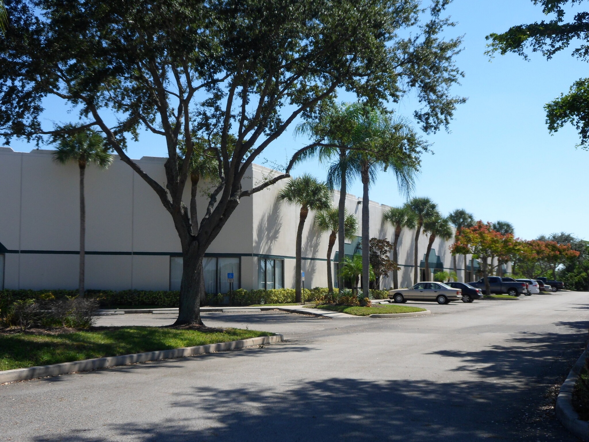 2000 Avenue P, Riviera Beach, FL for lease Primary Photo- Image 1 of 7