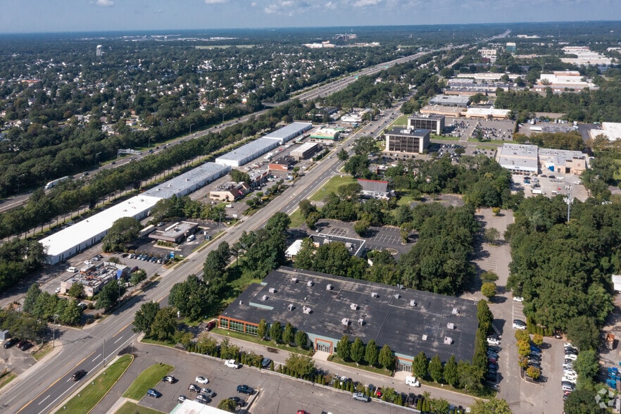 360 Motor Pky, Hauppauge, NY à louer - Aérien - Image 2 de 11