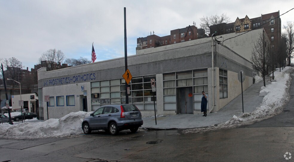 699 N Macquesten Pky, Mount Vernon, NY à vendre - Photo du bâtiment - Image 2 de 6