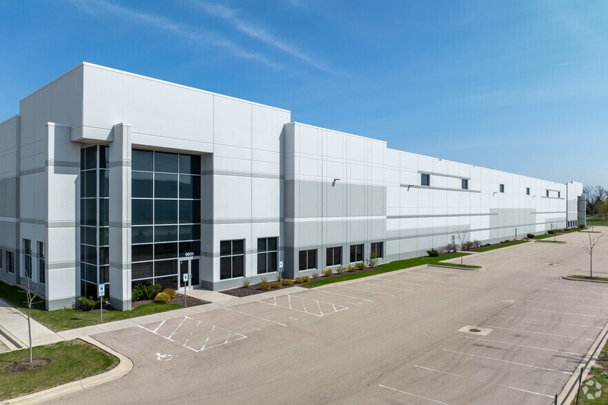 9605 136th Ave, Kenosha, WI à louer - Photo du bâtiment - Image 2 de 5