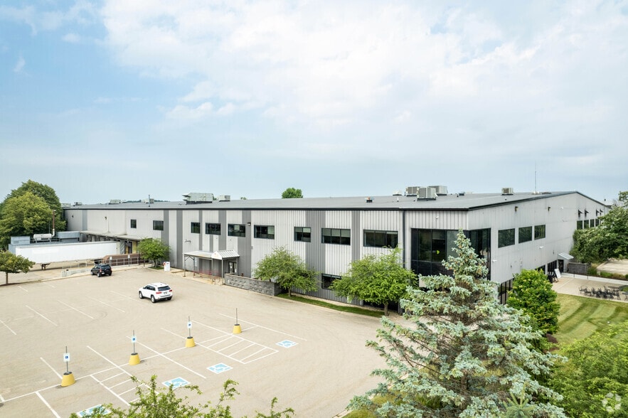 8400 Fairway Pl, Middleton, WI for lease - Building Photo - Image 1 of 14