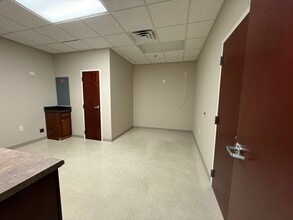 639 Executive Pl, Fayetteville, NC à louer Photo intérieure- Image 2 de 8