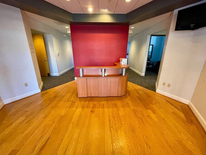 329 Battleground Ave, Greensboro, NC à louer - Photo du bâtiment - Image 3 de 6
