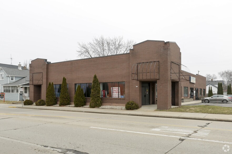 10 E Irving Ave, Oshkosh, WI à louer - Photo du bâtiment - Image 2 de 2