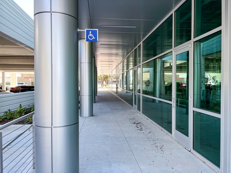 400 W Davis St, Conroe, TX à louer - Photo du bâtiment - Image 2 de 16