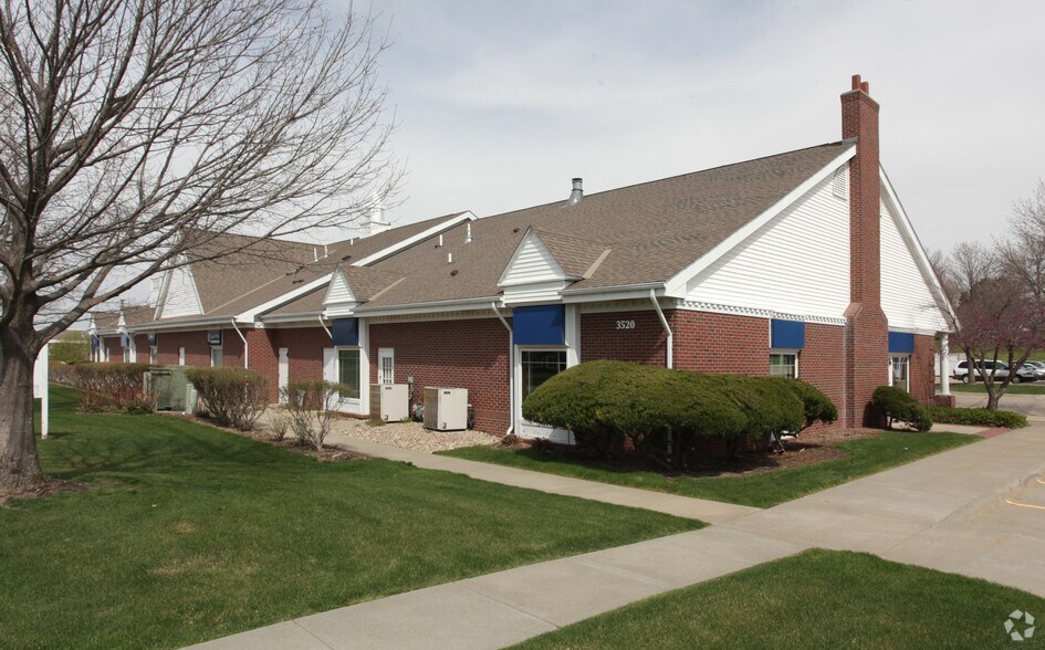 3520 Village Dr, Lincoln, NE à louer - Photo du bâtiment - Image 2 de 11