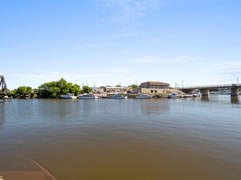 1308 Washington St, Two Rivers, WI à vendre - Aérien - Image 3 de 24