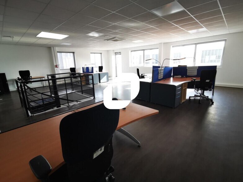 Flex in Collégien for lease - Interior Photo - Image 2 of 5