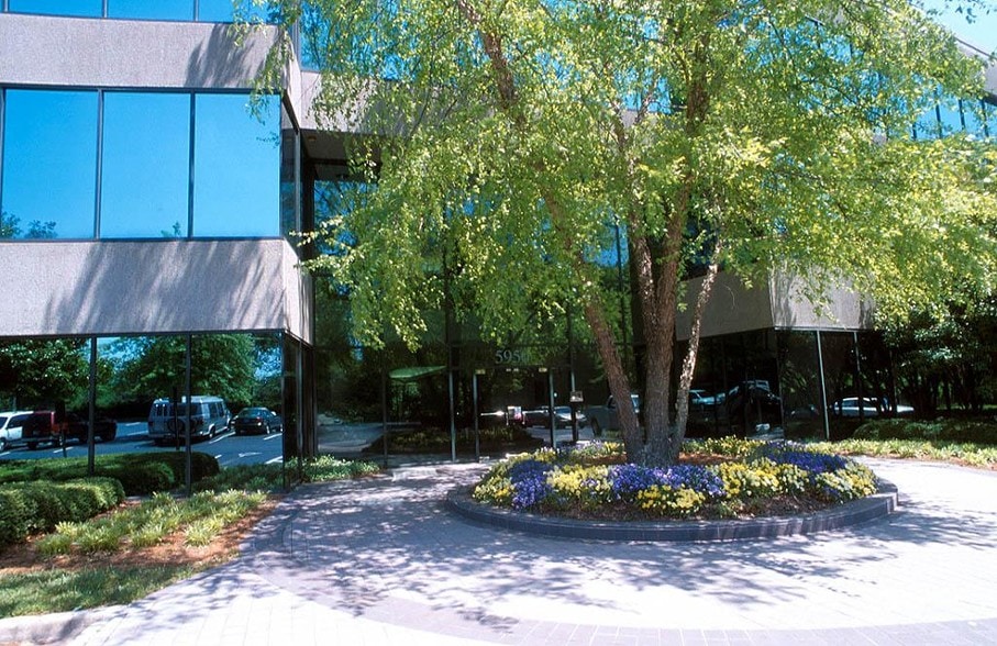 5950 Live Oak Pky, Norcross, GA à louer - Photo du bâtiment - Image 2 de 61