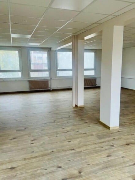 Flex in Ivry-sur-Seine for lease - Interior Photo - Image 3 of 4