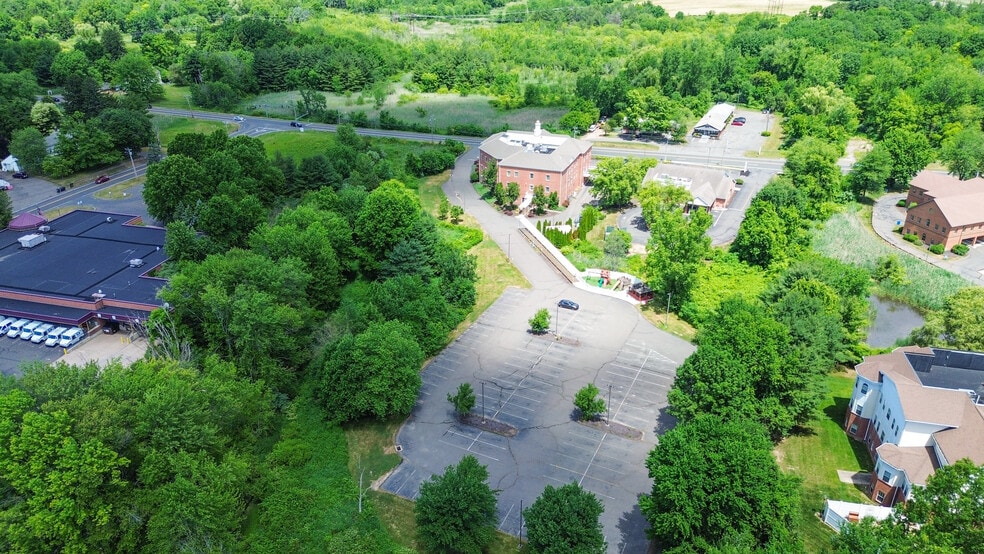 1645 Ellington Rd, South Windsor, CT à louer - Photo du bâtiment - Image 3 de 12