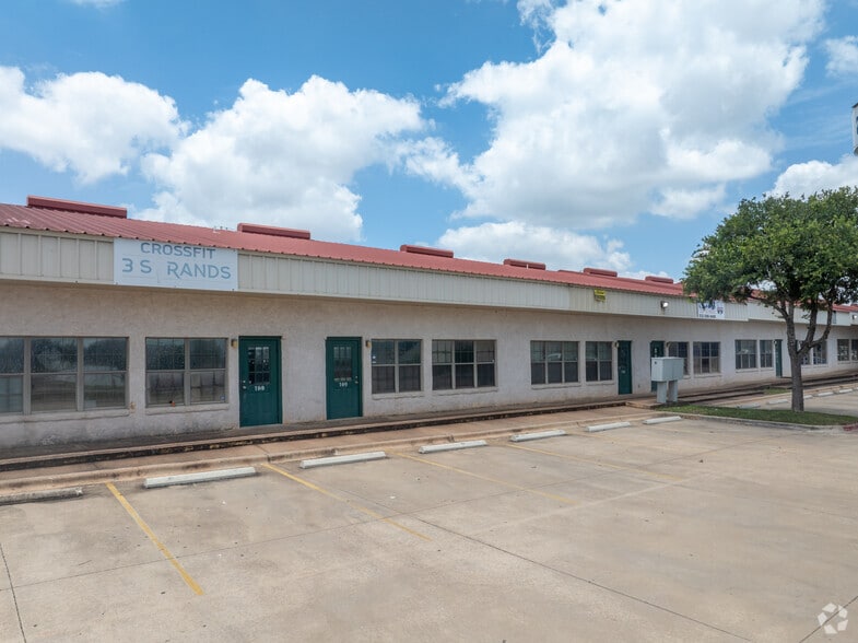 100 W Pflugerville Pky, Pflugerville, TX for lease - Building Photo - Image 2 of 4