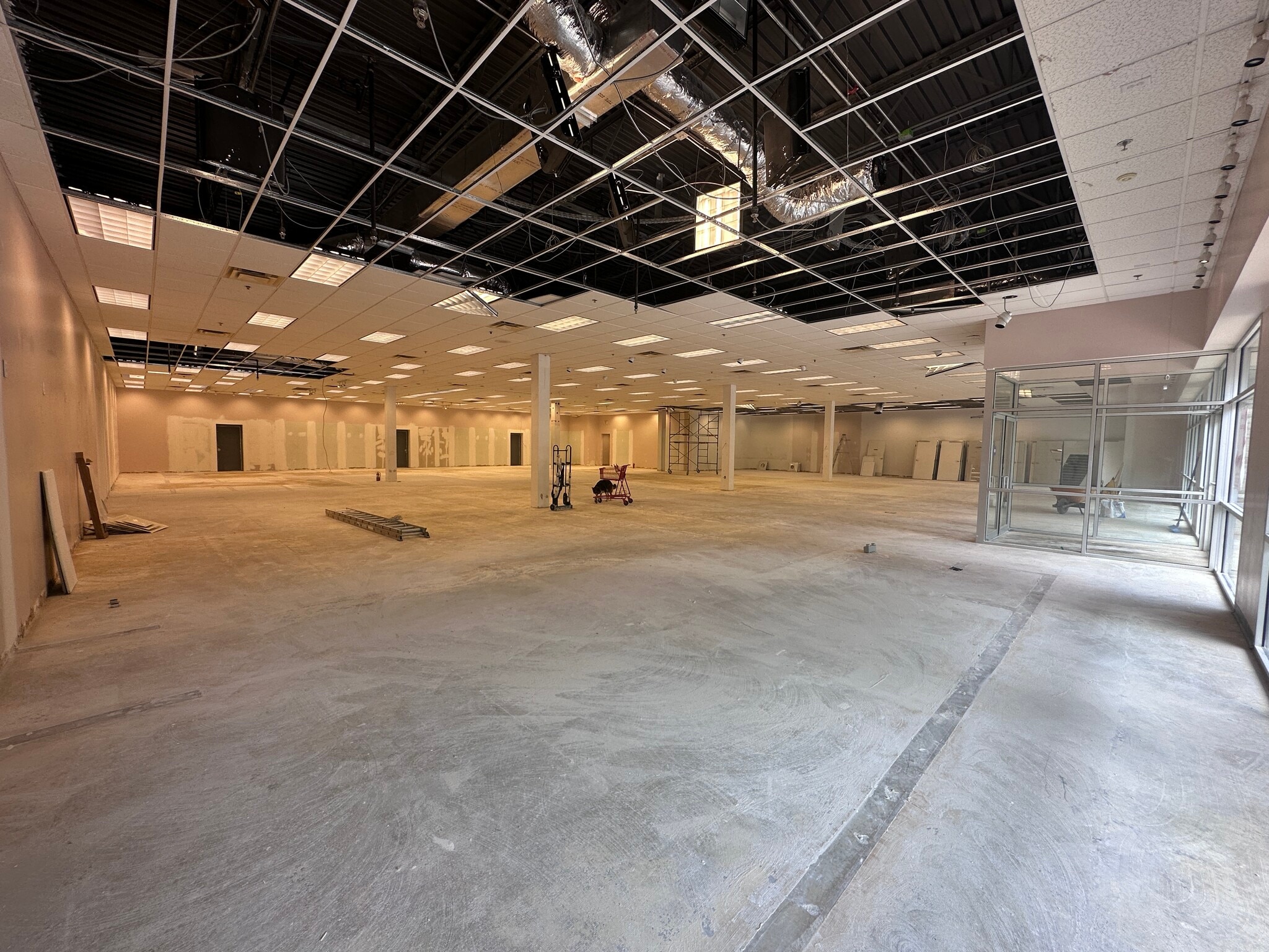 7105 Stonecrest Pky, Lithonia, GA for lease Interior Photo- Image 1 of 6