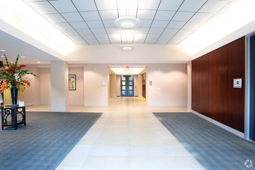 101 Paramount Dr, Sarasota, FL à louer - Hall d’entrée - Image 2 de 11