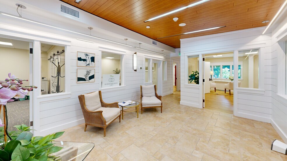 126-130 N Main St, East Hampton, NY à louer - Numérisation 3D de Matterport - Image 2 de 10
