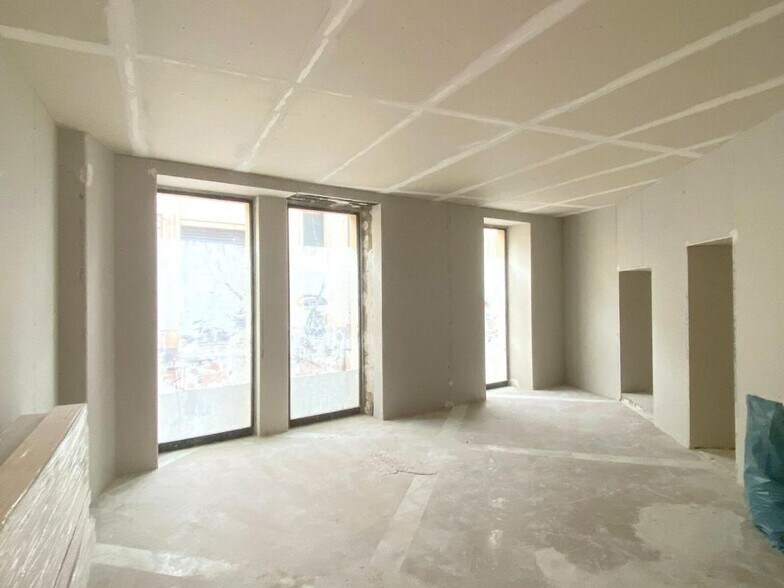 Retail in Saint-Germain-en-Laye for lease - Interior Photo - Image 1 of 5