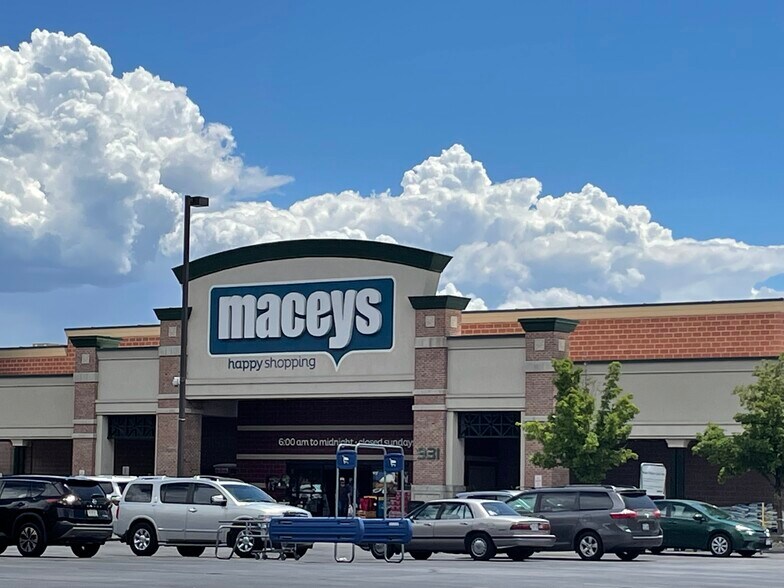 985 W State Rd, Pleasant Grove, UT à louer - Photo du bâtiment - Image 2 de 8