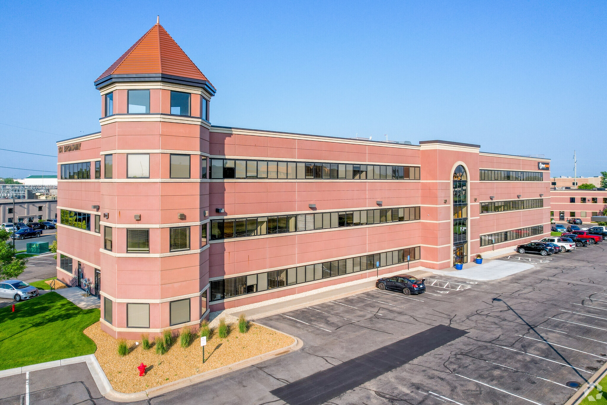 101 Broadway St W, Osseo, MN for lease Primary Photo- Image 1 of 25