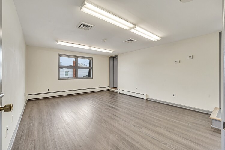 107 Stuyvesant Ave, Lyndhurst, NJ à louer - Photo du bâtiment - Image 2 de 23