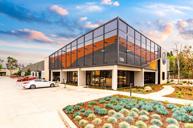 Plus de détails pour 1280 Rancho Conejo Blvd, Thousand Oaks, CA - Local d'activités à louer