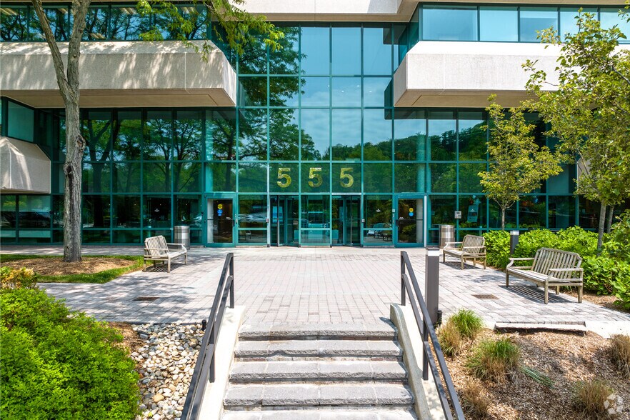 555 Taxter Rd, Elmsford, NY à louer - Photo du bâtiment - Image 3 de 8