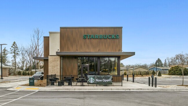 Plus de détails pour 143 W Sunset Dr, Waukesha, WI - Commerce de détail à vendre