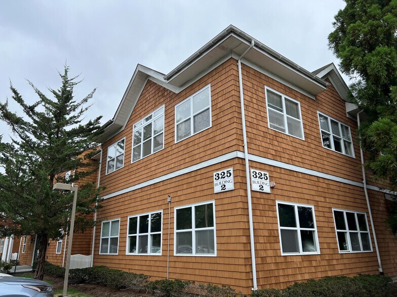 325 Meeting House Ln, Southampton, NY à louer - Photo du bâtiment - Image 2 de 4