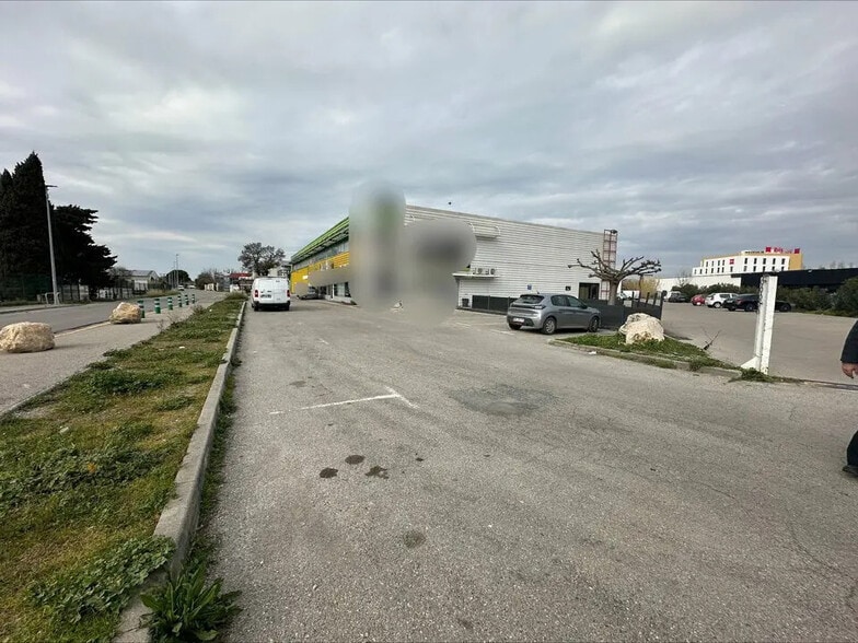 Retail in Marignane for sale - Building Photo - Image 1 of 7
