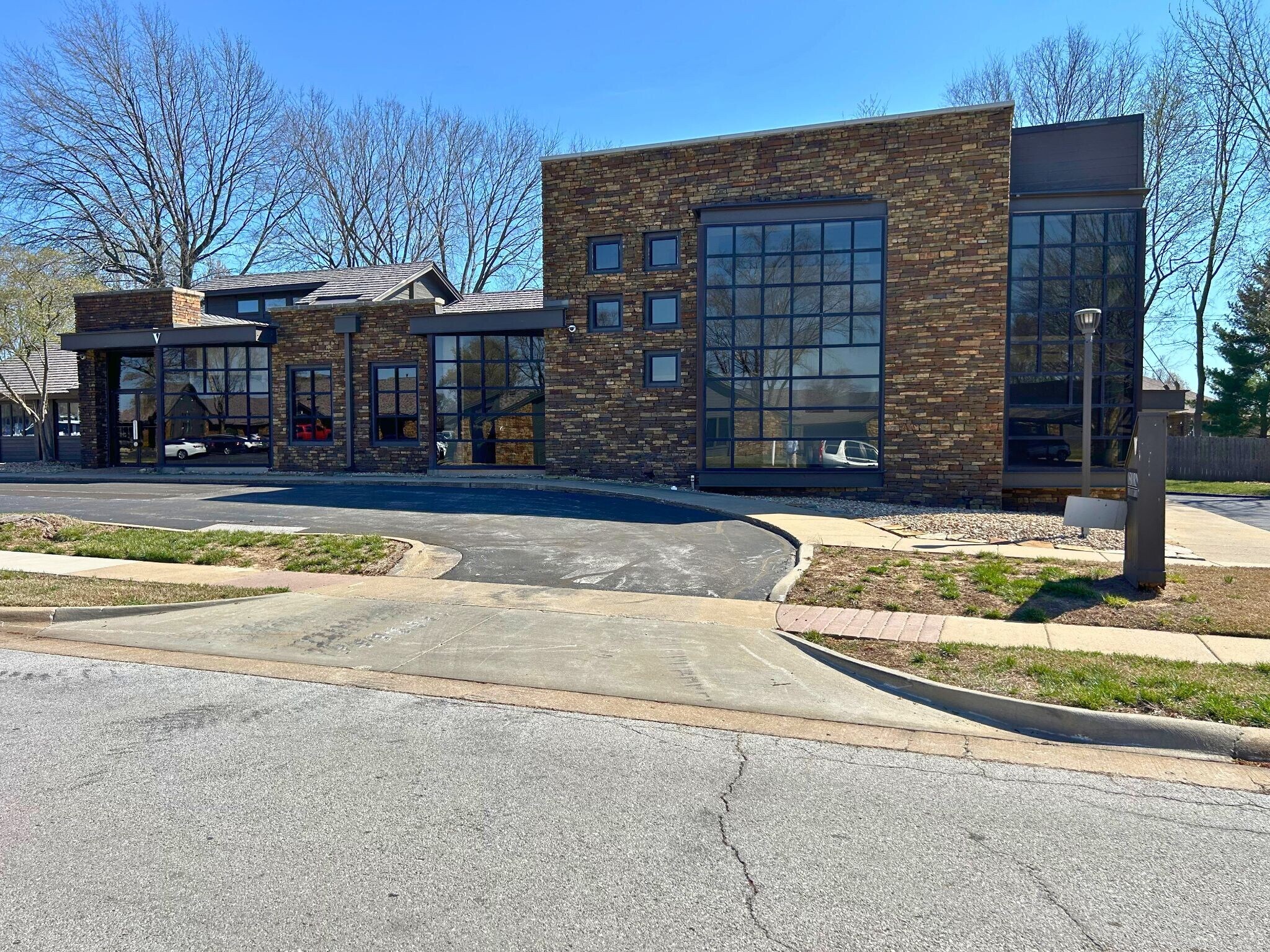 1200 E Woodhurst Dr, Springfield, MO for lease Primary Photo- Image 1 of 16