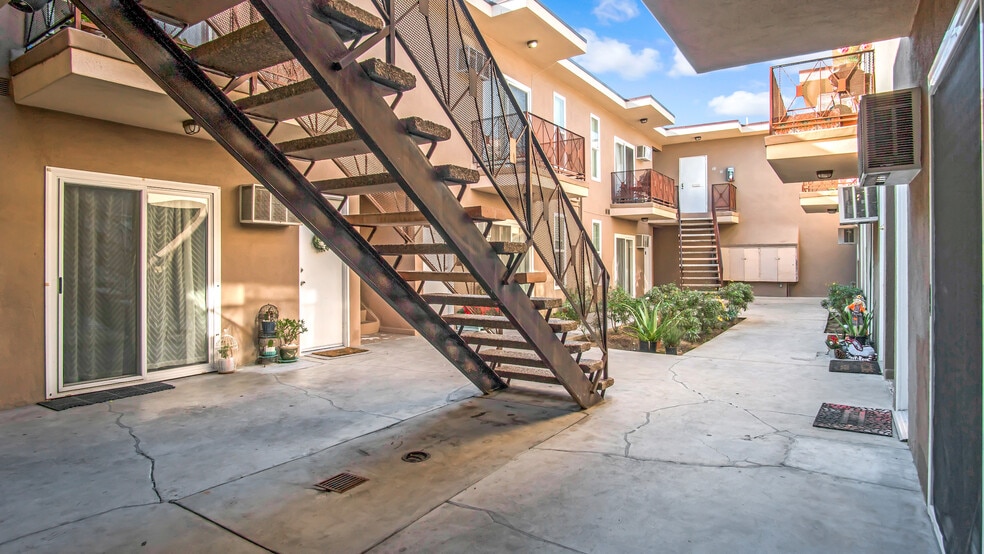 423 N Harvard Blvd, Los Angeles, CA for sale - Building Photo - Image 3 of 70