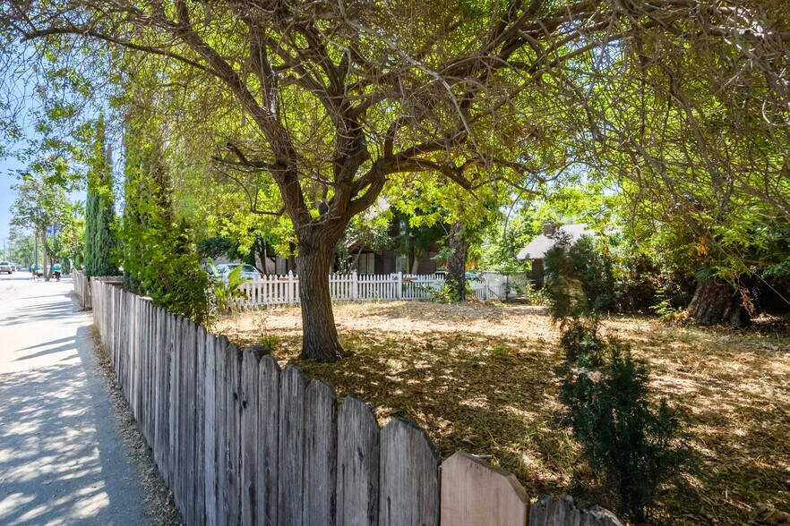 5352 Franklin Ave, Los Angeles, CA à vendre - Photo du bâtiment - Image 3 de 10