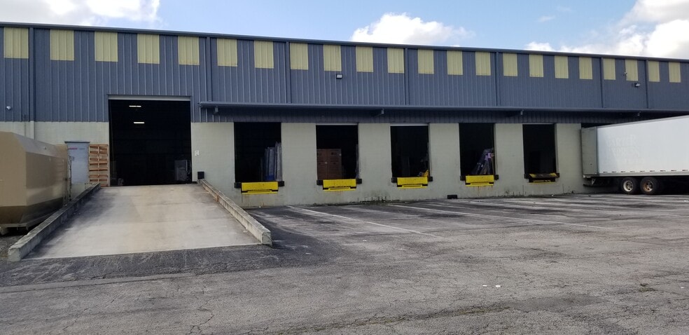 3601 Crossroads Pky, Fort Pierce, FL for lease - Building Photo - Image 3 of 6