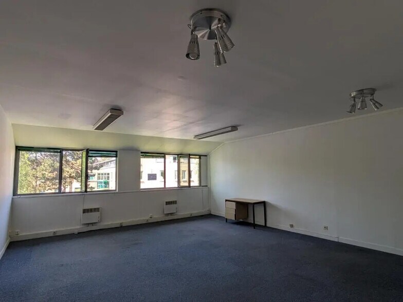 Rue Albert Einstein, Champs-sur-Marne for lease - Interior Photo - Image 1 of 7