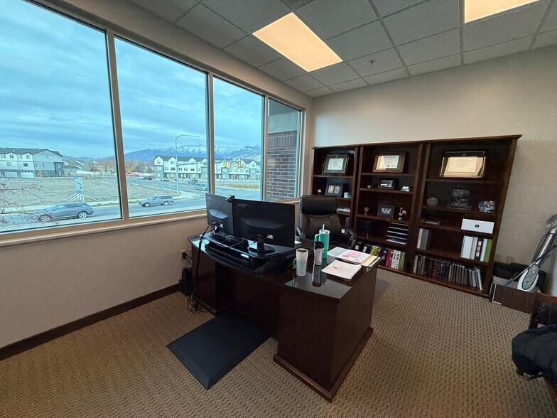 233 S Pleasant Grove Blvd, Pleasant Grove, UT à vendre - Photo du bâtiment - Image 2 de 48