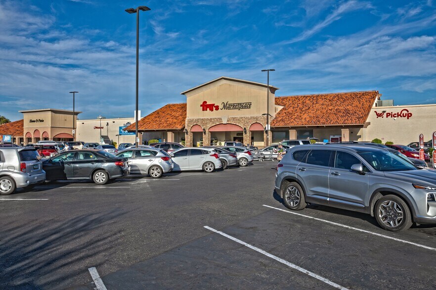 SHOPS AT ROYAL PALMS portefeuille de 3 propriétés à vendre sur LoopNet.ca - Photo du bâtiment - Image 2 de 6