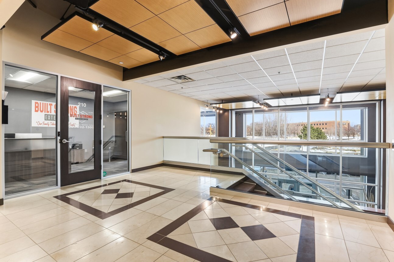 8665 Hudson Blvd, Lake Elmo, MN for sale Lobby- Image 1 of 10