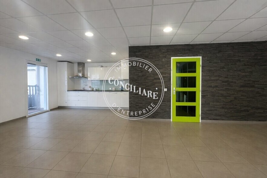 77 Route De Lombez, Plaisance-du-Touch for lease - Interior Photo - Image 2 of 5
