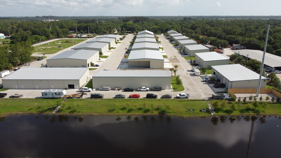 5265 45th St, Vero Beach, FL à louer - Photo du bâtiment - Image 3 de 38