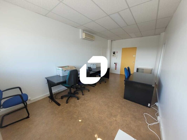Flex dans Poissy à louer - Photo du bâtiment - Image 3 de 18
