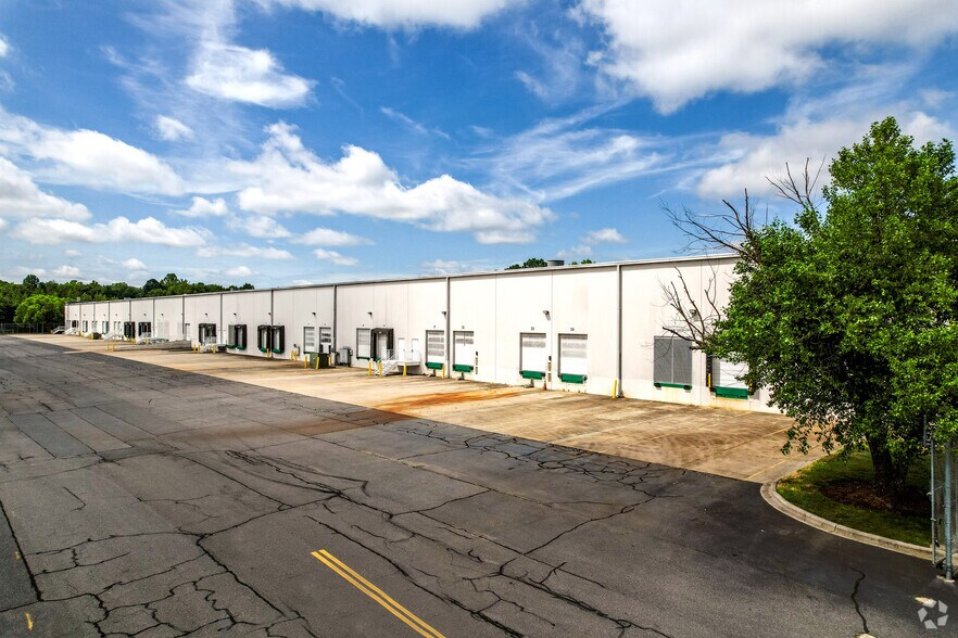 13833 Carowinds Blvd, Charlotte, NC for lease - Building Photo - Image 3 of 5