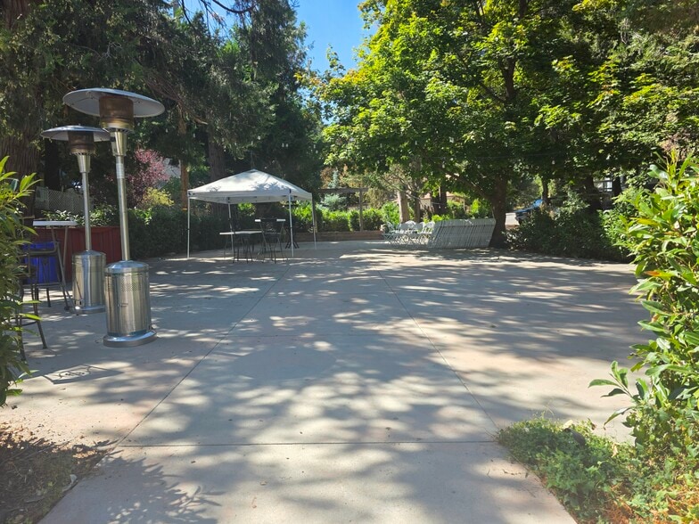 850 Arrowhead Villa Rd, Lake Arrowhead, CA à vendre - Photo du bâtiment - Image 3 de 3