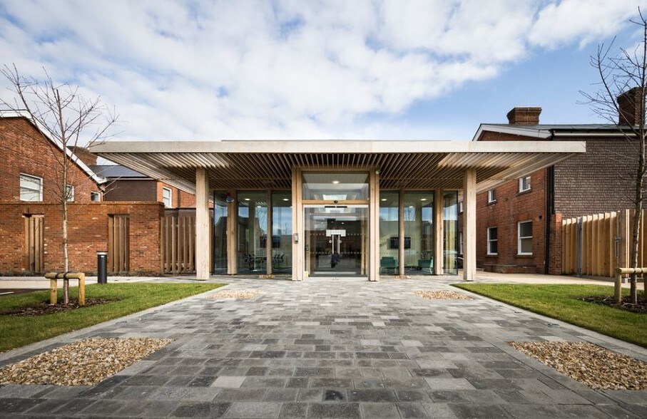 60 Barbados Rd, Bordon à louer - Photo du bâtiment - Image 2 de 3