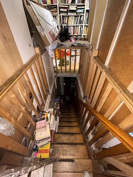 Retail in Paris for lease - Interior Photo - Image 2 of 2