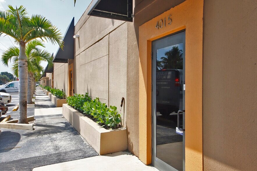 4003-4015 NE 6th Ave, Oakland Park, FL à louer - Photo du bâtiment - Image 3 de 9