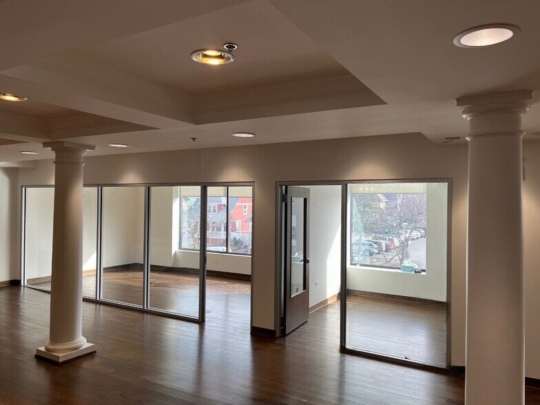 35 E 1st St, Hinsdale, IL for lease - Interior Photo - Image 2 of 8