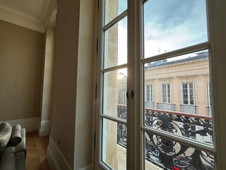Office in Bordeaux for lease - Interior Photo - Image 3 of 4