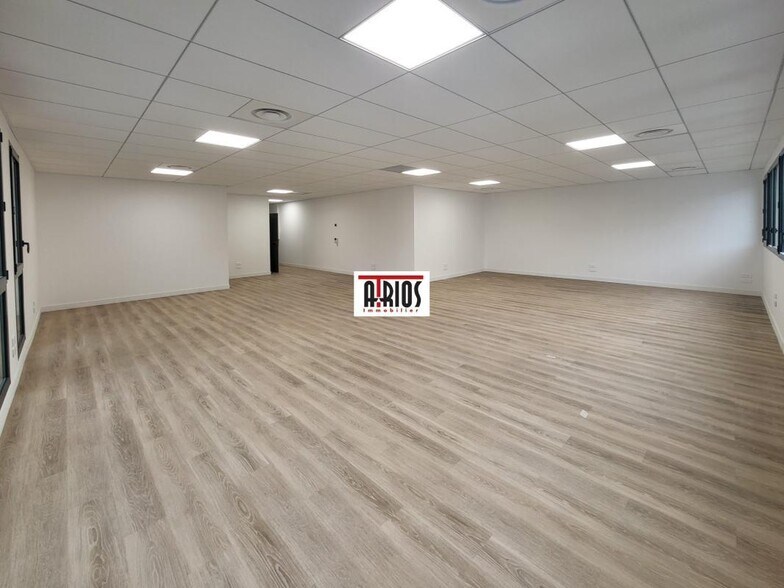 Office in Aubagne for lease - Interior Photo - Image 2 of 6